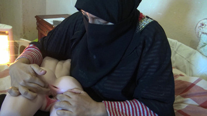 زوجة مصرية لديها مجموعة ثلاثية من الديوث مع ربيب ودمية جنسية تنتالي