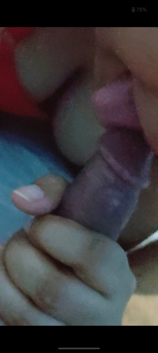 زوجة مفعمة بالحيوية تمارس الجنس بشدة من قبل صديقتها تمتص قضيبه وتمنحه النشوة الجنسية بحماس وهو نائب الرئيس بالرصاص على كس كبير الثدي فتاة السمين