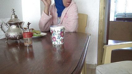 امرأة مسلمة منحرفة تسمح لابن زوجها بوضعه في قهوة الصباح