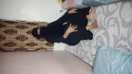 الفتيات المحجبات مدعوات إلى جيران منزل نجينتوت