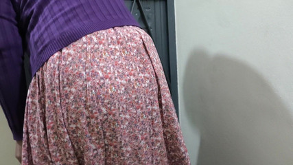 أرى زوجتي تنظف المنزل واحتضنتها وبدأت في ممارسة الجنس معها في مؤخرتها