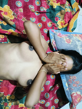 هندية تبلغ من العمر 18 عامًا فتاة سمية تمارس الجنس المتشددين.