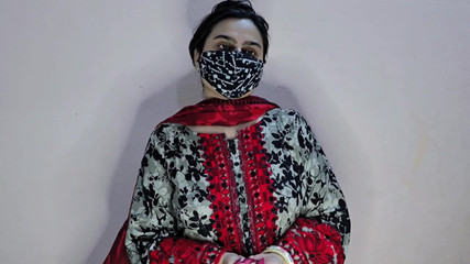 التقطت فتاة جميلة عشوائية في مكان الصوت الأردية