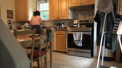 زوجة الأب الباكستانية كادت أن تمسك بي وأنا أمارس الجنس في مطبخها