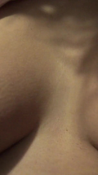 ستيبس تظهر بزازها الكبيرة بينما الآباء في الطابق السفلي