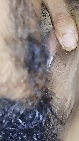 فتاة القرية الهندية الساخنة البالغة من العمر 18 عامًا كي تشوداي مع صبي كبير الديك.