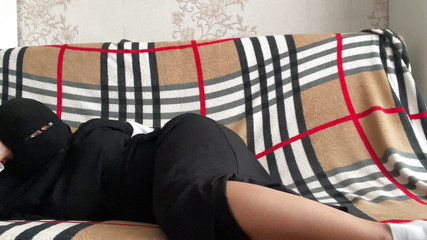 عربية سورية في الحجاب تتمتع بمداعبة بوسها الرطب في سراويل بيضاء