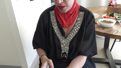 الجبهة العربية ذات الثدي الكبير والمؤخرة الكبيرة تدعو الجنود الأمريكيين إلى منزلها