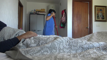 خادمة تنظيف الهواة الحقيقية يعطي لها أول rimjob ويبتلع نائب الرئيس له