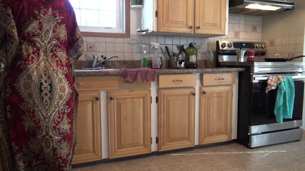 صدمت سيدة التنظيف هذه !!! أنا أخرج قضيبي الكبير لخادمتي التركية.