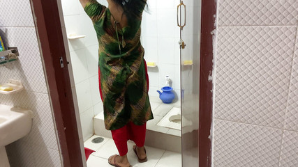 ذهبت إلى الحمام وبدأت في ممارسة الجنس مع أختي