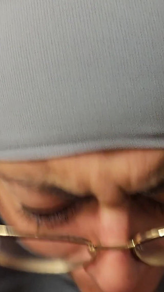 قرب اللسان مع النظارات ميا النقاب