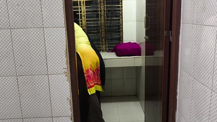 أرى ستيبونتي تنظف الغرفة بعد ذلك احتضنتها وبدأت في ممارسة الجنس مع مؤخرتها