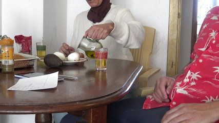 زوجة الأب المسلمة لديها نائب الرئيس بعد وميض قضيبي الضخم أثناء الإفطار !!!