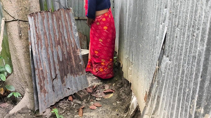 أرى أن زوجتي ذهبت إلى الحمام، فذهبت خلفها وبدأت في ممارسة الجنس معها