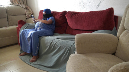 لاجئة سورية منزعجة من زميلتها في السكن في برلين