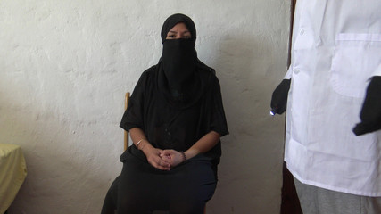 زوجة مسلمة عراقية عربية مص الديك الأسود الكبير