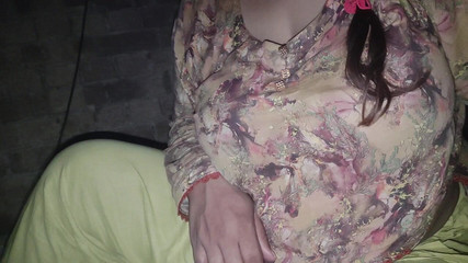 أنا أضاجع صديقي في غرفة المطبخ عندما تطبخ