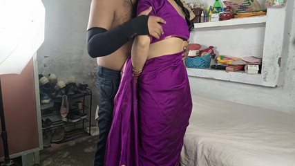 أخت الزوجة الجميلة تروي ظمأ الإعفاء من الولد المسلم المجاور!