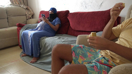 زوجة الأب المسلمة مصدومة! أنا أخرج قضيبي الضخم لمفاجأة شاعر المليون!