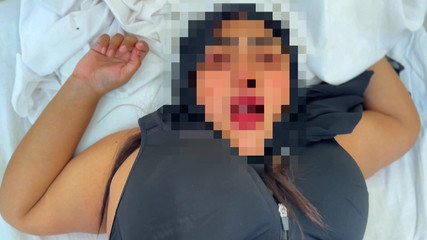 زوجة زوجة مسلمة عربية وسرير ربيب يشاركان في الفندق!