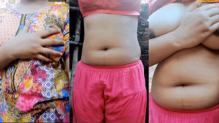 فتاة بنجلاديشية جميلة تظهر الثدي وجمل بينما كانت تستحم.