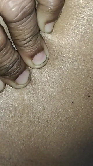 ربة منزل ناضجة باكستانية تأخذ اثنين من الخيار في ثقب الحمار الضيق وكس واسع