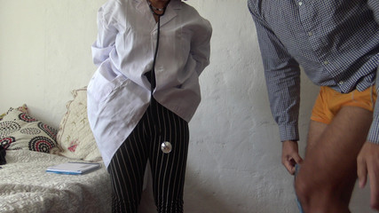 هذا الطبيب التركي مصدوم !!! أنا أخرج قضيبي الكبير أمامها.