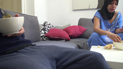 يظهر ابن زوجها صاحب الديك الكبير لزوجته الجزائرية الأكبر سنا