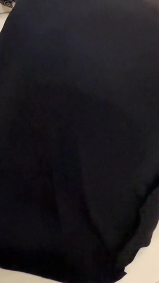 خادمة ساخنة عربية عالقة عندما تنظف تحت السرير - الحمار الكبير فتاة حجابية ترتدي العباءة والنقاب واللباس الداخلي