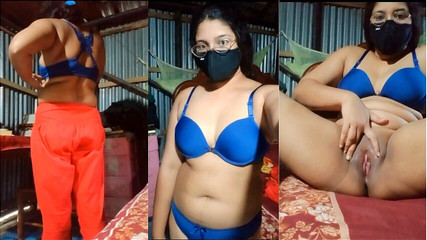 Desi Girl Akhi تلعب مع أجزاء جسمها الجميلة للغاية