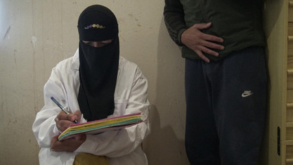 صدم صبي خجول عندما تلمس الممرضة المسلمة قضيبه